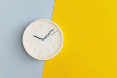 Renk arkaplanı üzerine beyaz duvar saati.