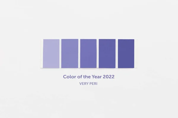2022 yılının renginde renk örnekleri - Çok Peri. Renk eğilimi paleti. Üst manzara, düz uzanma.