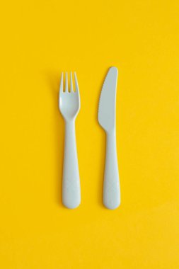 Sarı arka planda yiyecek plastik ambalajı. Plastik ve ekolojinin geri dönüşümü kavramı.