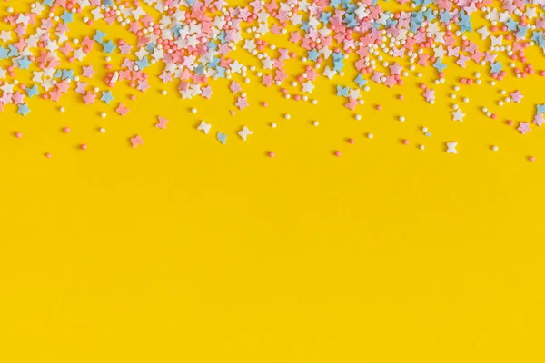 Polvilhas Coloridas Fundo Amarelo — Fotografia de Stock
