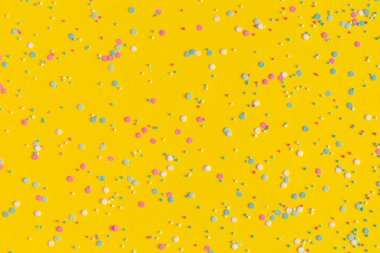 Sarı bir arka plan üzerinde renkli çikolata