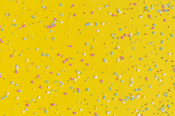 Πολύχρωμα Τρουφάκια Κίτρινο Φόντο — Φωτογραφία Αρχείου