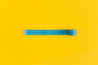 Sarı arka planda şerit ölçülüyor