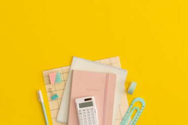 Sarı arka planda okul kağıtları. Kopyalama alanı olan üst görünüm. Düz yatıyordu. Okul konseptine dönelim..