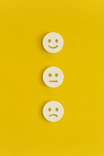 Emoticon Sonrisa Sobre Fondo Amarillo Comentarios Los Clientes —  Fotos de Stock