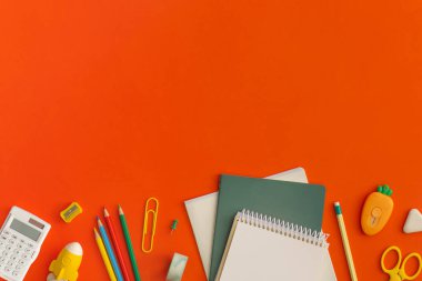 Kırmızı arka planda okul kağıtları. Kopyalama alanı olan üst görünüm. Düz yatıyordu. Okul konseptine dönelim..