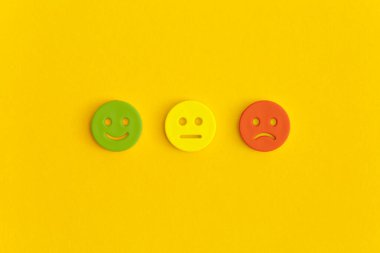 Sarı arka planda duygusal bir gülümseme. Müşteri geribildirimi.