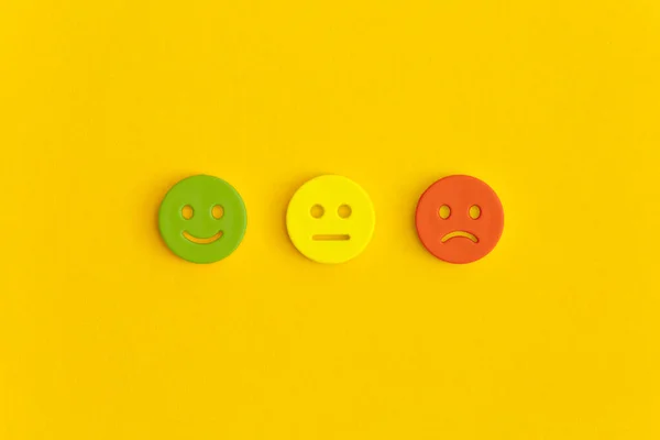 Emoticon Glimlach Een Gele Achtergrond Feedback Van Klanten — Stockfoto