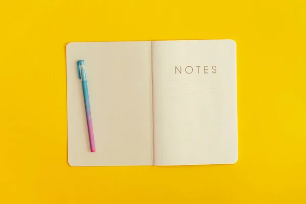 Notizbuch Und Stift Auf Gelbem Hintergrund Ansicht Von Oben Flach — Stockfoto
