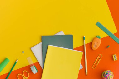 Kırmızı arka planda okul kağıtları. Kopyalama alanı olan üst görünüm. Düz yatıyordu. Okul konseptine dönelim..