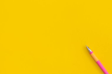 Metin için alanı olan sarı arkaplan üzerindeki kalem