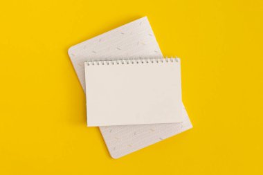 Sarı arka planda not defteri. Üst Manzara. Düz yatıyordu. Okul konseptine dönelim..