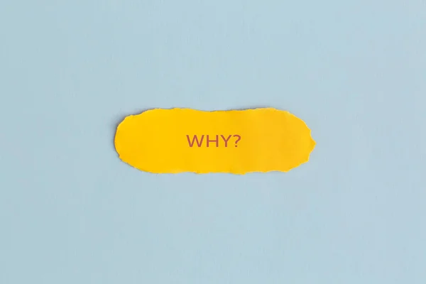 Papel Desgarrado Amarillo Con Texto Ideas Creativas Sobre Fondo Azul — Foto de Stock
