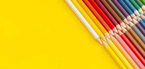Barevné Tužky Žlutém Pozadí Horní Pohled Místem Pro Kopírování Ležel — Stock fotografie