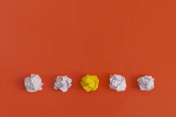 Papel Sobre Fundo Vermelho Conceito Liderança — Fotografia de Stock