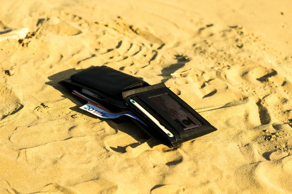 Portafoglio in spiaggia — Foto Stock