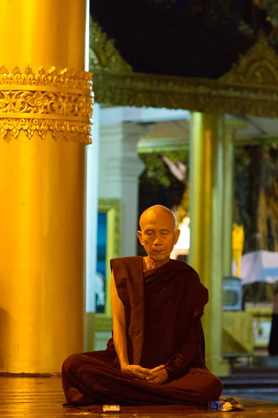 Monge budista no Pagode Shwedagon — Fotografia de Stock