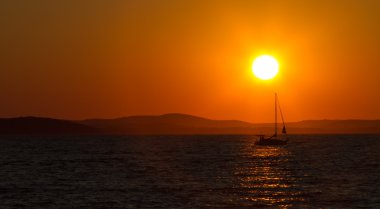 Sunset bulvarında bir tekne içinde zadar (Hırvatistan)