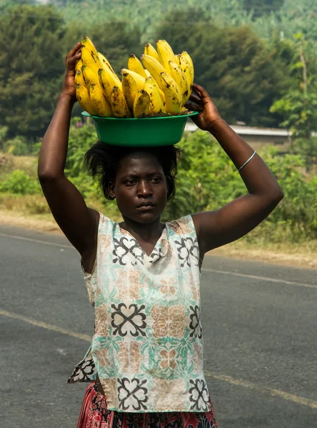 Mujer africana vendiendo plátanos . —  Fotos de Stock