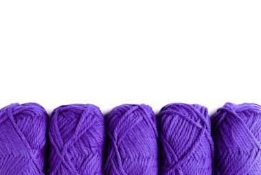 Gri arkaplan yatay fotoğrafında örgü yumağı liyak rengi yün örmek için iplik. Yazı maketi için metin yeri kopyalama yeri var.