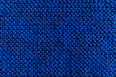 Dikiş işi hobisi için mavi renk yün örmek için iplik. Gri arkaplan yatay fotoğraf üzerinde yaratıcılık. Metin kopyalama alanı için yer var.