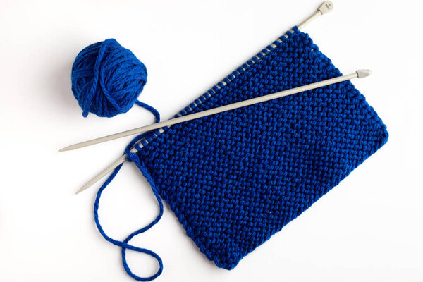 пряжа для вязания шарика-шарика голубой цвет шерсти для рукоделия хобби творчество на сером фоне горизонтальное фото с местом для надписи копировать место для макета текста