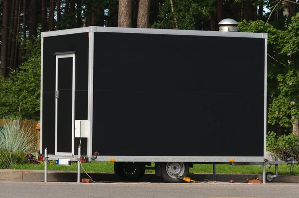 Siyah karavan, minibüs, arka planda tekerlekli lokanta.