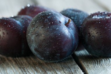 Koyu erikler, ahşap tahtalara su damlatıyorlar. Sığ alan derinliğinde seçici odak