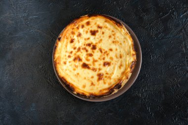 Siyah ve mavi arka planda nefis ev yapımı süzme peynirli turta. Üst manzara, düz yatış. Boşluğu kopyala