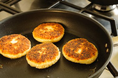 Kızartma sırasında tavada peynirli kek. Kaymaklı börek yapma süreci. seçici odak
