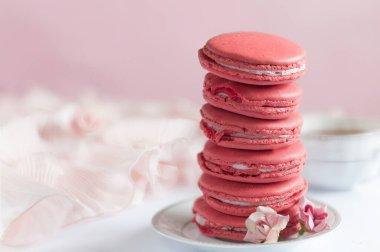 Tabaktaki bir sütuna yerleştirilmiş lezzetli kurabiyeler. Seçici odak, bulanık arkaplan, kopyalama alanı olan doğal ışık