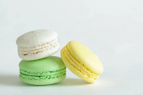 Morceaux Macarons Différentes Couleurs Sur Fond Blanc Gros Plan Vue — Photo