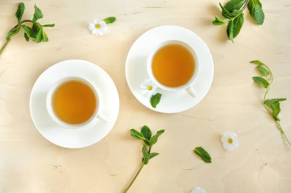 Свежий Травяной Чай Чайных Чашках Мятой Ромашкой Различными Травами Высокий — стоковое фото