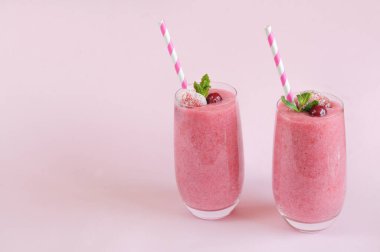 Naneli dutlu smoothie, iki bardak. Gün ışığı, ön manzara. Kopyalama alanı ile seçmeli odak