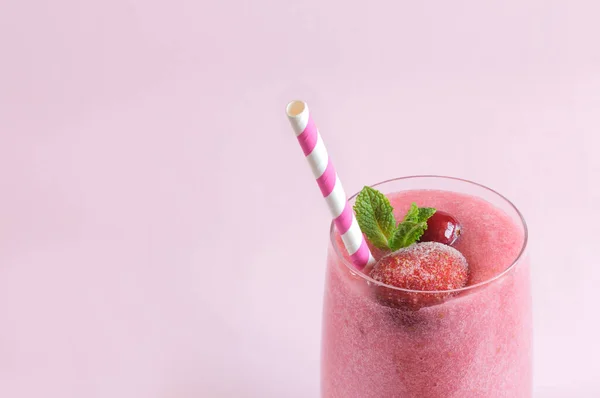 Hausgemachter Pinkfarbener Smoothie Oder Joghurt Mit Gefrorenen Erdbeeren Und Preiselbeeren — Stockfoto