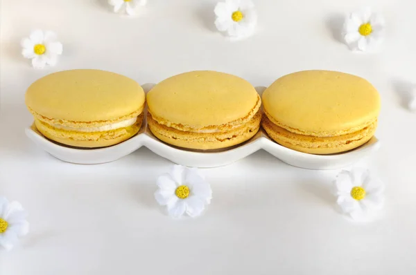 Yellow Macaron Cookies Light Gray Background Daisy Flowers Selective Focus — Stock Photo, Image