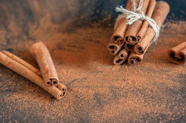 Tarçın çubukları ve toz koyu bir arka planda yakın plan. seçici odak