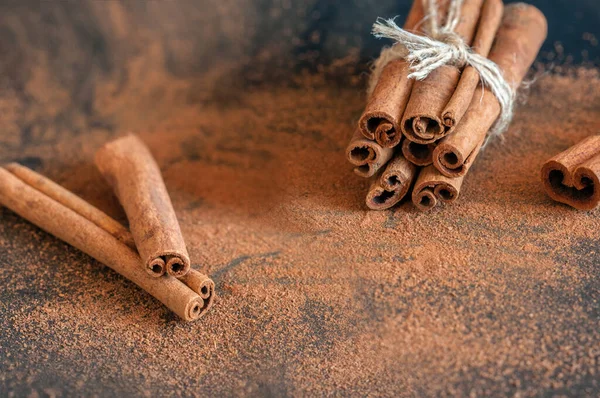 Tarçın çubukları ve toz koyu bir arka planda yakın plan. seçici odak