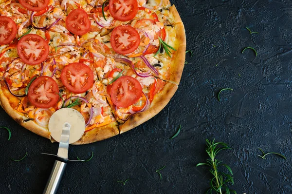 Siyah beton arka planda vejetaryen pizzası. Domatesli ve peynirli pizza, ve sebze, et yok, fotokopi alanı olan üst manzara.