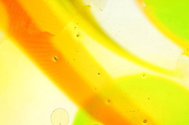 Renkli soyut bulanık arkaplan. Su ve yağ ile sarı-turuncu tonlarda çizgiler.
