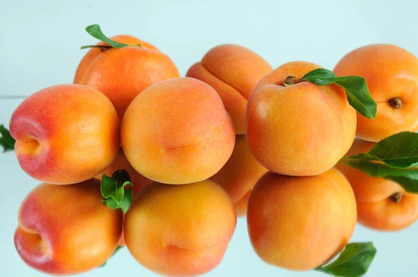 Ripe Apricots Close Table Reflective Surface Selective Focus Natural Lighting — 图库照片