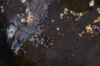 Paslı lekeli koyu metal dokusu. Eski püskü arkaplan, tasarım için soyut resim