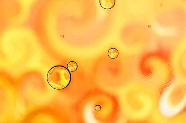 Yağlı Kabarcıklı Görüntü Suyun Yüzeyinde Desenleri Işaretleri Olan Soyut Sarı — Stok fotoğraf