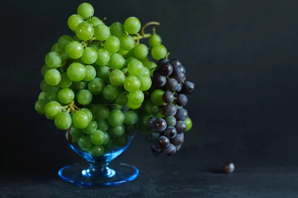 Clusters Black Green Grapes Glass Bowl Black Shabby Background Selective — Stock Photo, Image