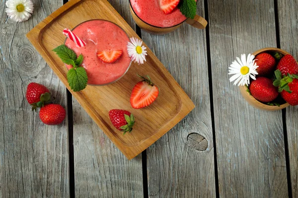 Fresh Strawberry Smoothie Strawberries Background Wooden Boards High Angle View — Stock Photo, Image