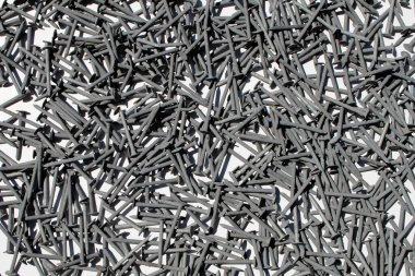 bir siyah beyaz bina malzemeleri atölye çelik çiviler beyaz masa çivi arka plan satış stüdyosu inşaat vitrininde çalışıyor