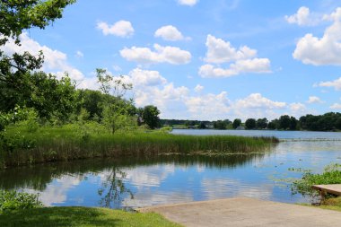 Sakin bir göl nehri kırsal bulut yansıması mavi kayık rampası