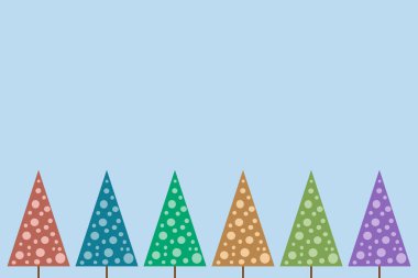 Renkli bir yılbaşı ağacı. Işıkları geçmişe dönük kırmızı, mor ve mavi tatil renklerinde.