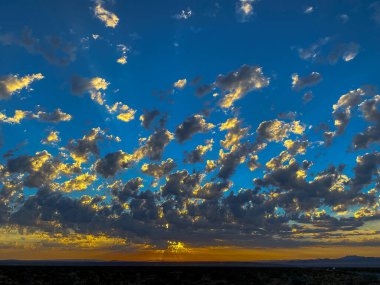 Şafak güneşi çöl dağları mavi sarı gökyüzü bulutları sabah manzarası