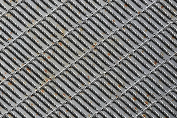 Uma Placa Cimento Exibição Ferrugem Diagonal Parafusos Construção Ponto Afiado — Fotografia de Stock